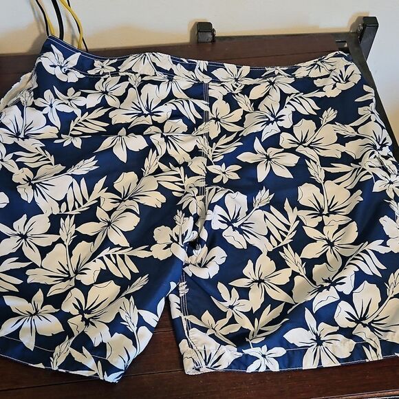 Old Navy Men's Blue Floral Swim Shorts XXL - Picture 5 of 5